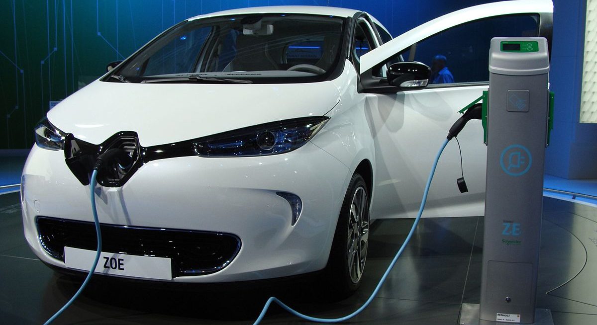 Mondial de l&rsquo;auto : Ségolène Royal promet un million de bornes de recharge électriques pour 2020