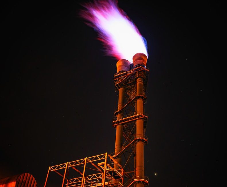 Importance de la métallurgie dans le secteur pétrolier ou gazier : de la corrosion à la fragilisation