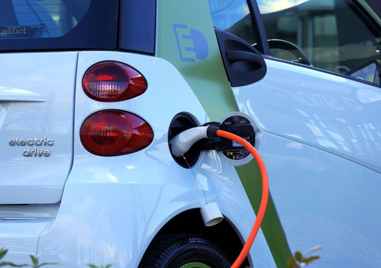 La voiture électrique : un marché de 6,3 à 8,5 milliards d’euros en 2025, selon Les Echos Etudes