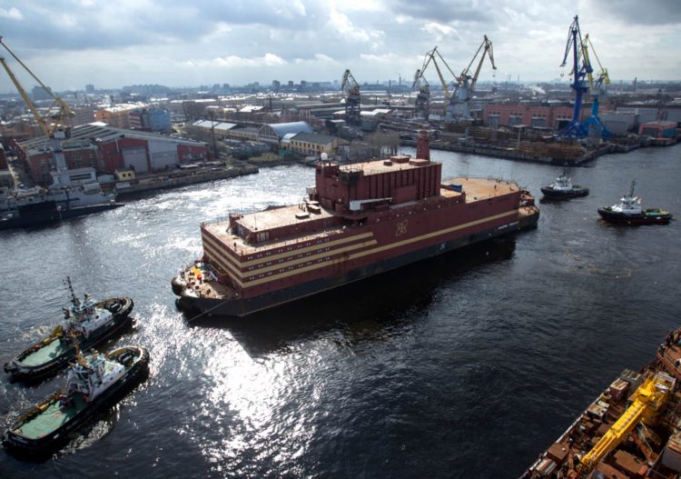La Russie met à l&rsquo;eau la première centrale nucléaire civile du monde