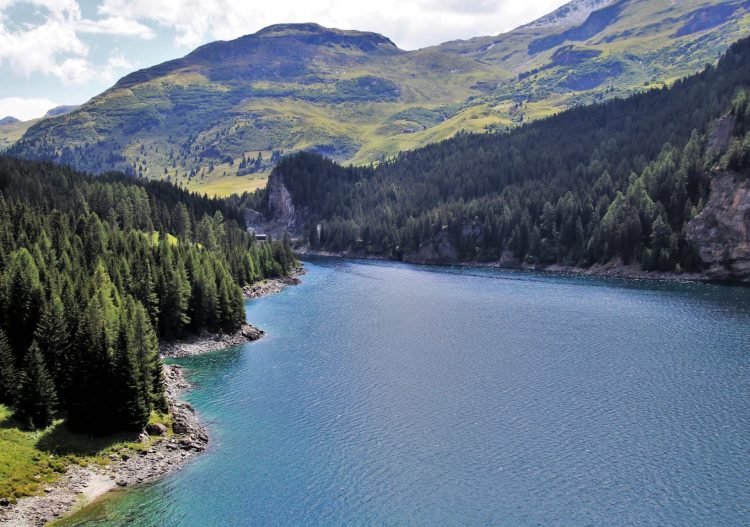 Centrales solaires flottantes : un secteur balbutiant qui inspire les industriels