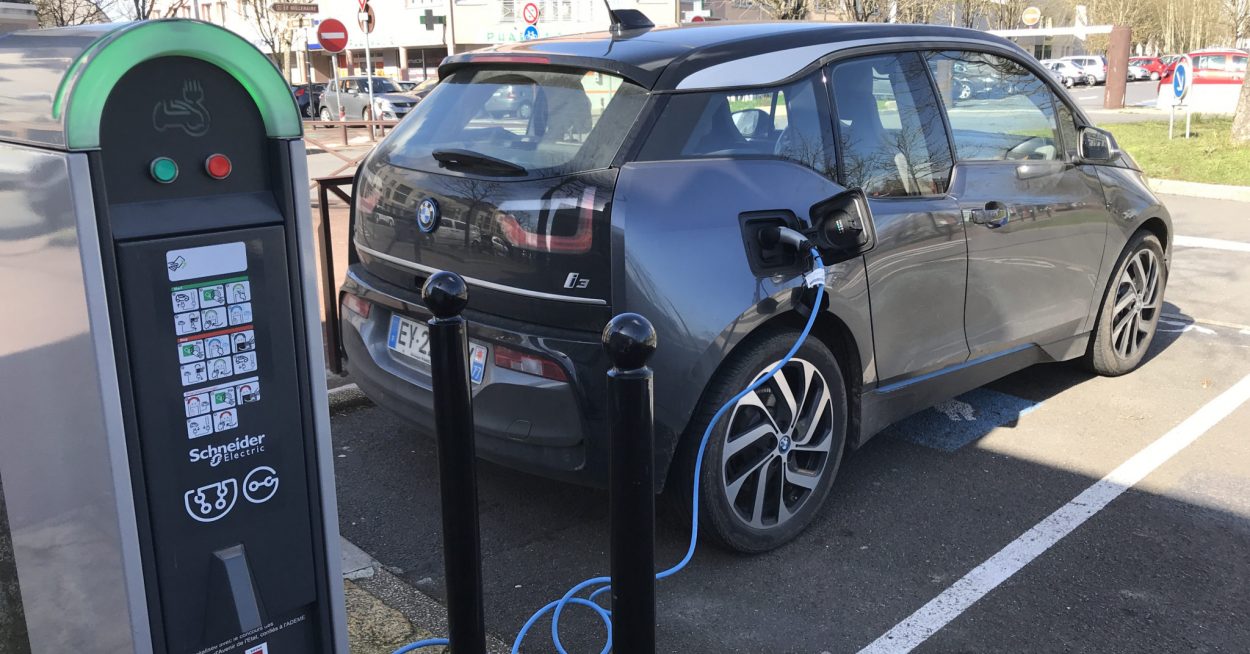 Implantation des bornes de recharge publiques de véhicules électriques : un compromis à trouver