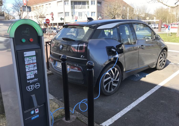 Implantation des bornes de recharge publiques de véhicules électriques : un compromis à trouver