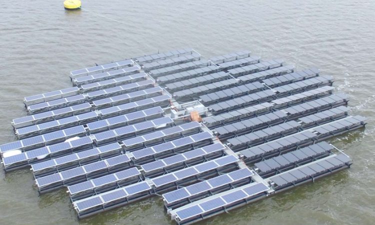 15 îles de panneaux solaires flottants construites aux Pays-Bas