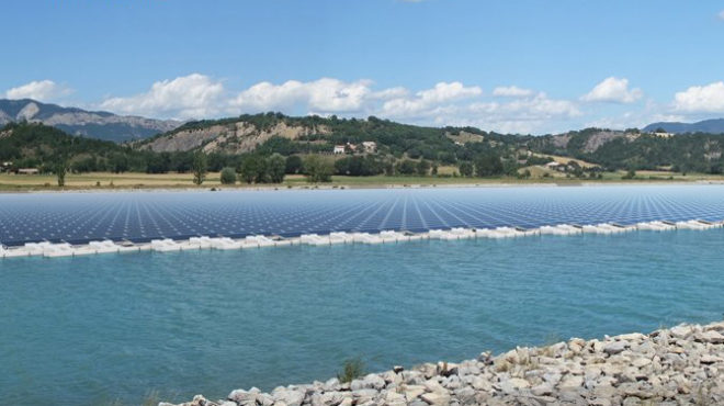 Comment une centrale solaire flottante est-elle assemblée ?
