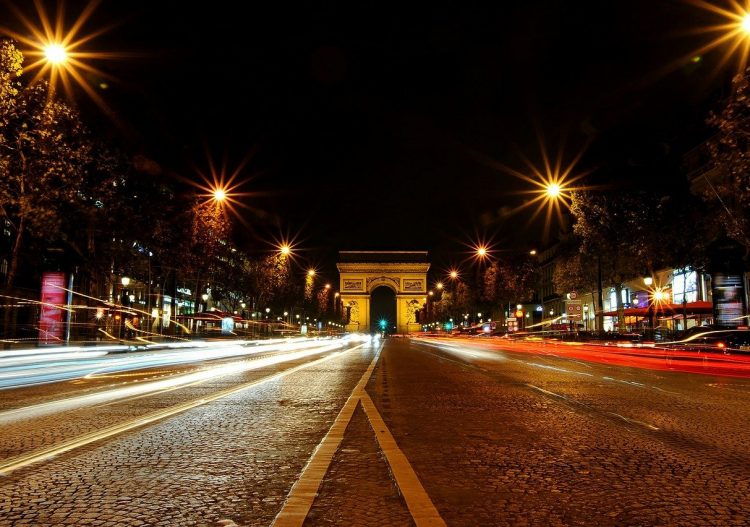 De la « Ville Lumière » aux « lumières de la ville »