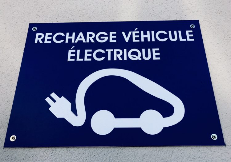 Véhicule électrique : « il faut se projeter vers une voiture mass-market qui peut voyager l’esprit tranquille »