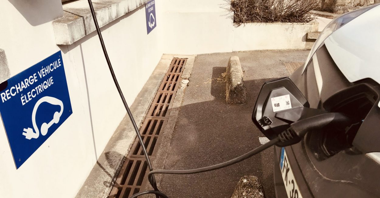 Infrastructure de recharge de véhicules électriques : premier bilan sur la qualité du réseau public