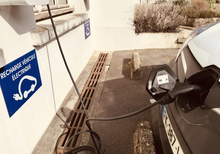 Infrastructure de recharge de véhicules électriques : premier bilan sur la qualité du réseau public