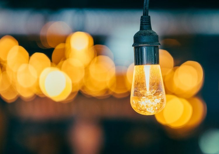 Electricité : gesticuler n’inversera pas le sens du courant
