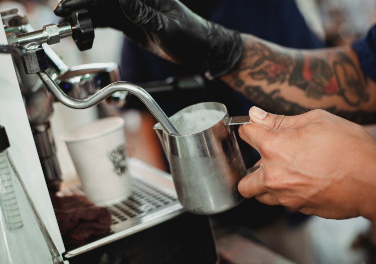 Face au prix de l&rsquo;électricité, 23% des PME « estiment que leurs activités risquent de devoir s’interrompre »