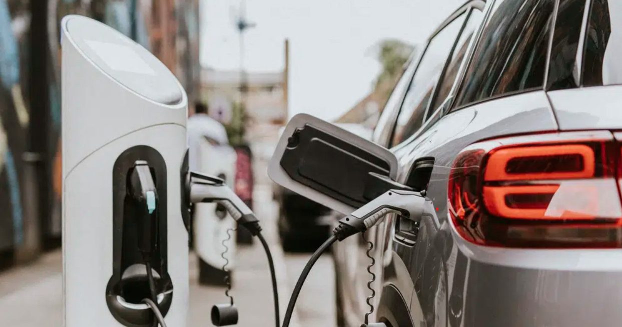 « L’usage fréquent des bornes de recharge rapide peut être nocif à long terme pour les batteries des voitures électriques »