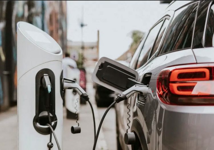 « L’usage fréquent des bornes de recharge rapide peut être nocif à long terme pour les batteries des voitures électriques »