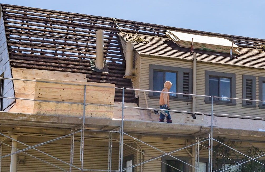 Il faut « accélérer la rénovation globale et la décarbonation des bâtiments »