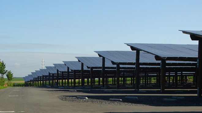 ombrieres photovoltaiques pour parcs stationnement entre 6-75 gw 11-25 gw puissance installee 2028 - Le Monde de l'Energie