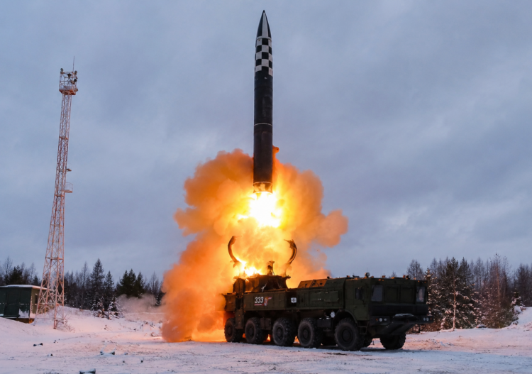 Russie lance de vastes exercices nucléaires sur fond de tensions internationales